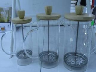 CAFETERA CON EMBOLO TAPA BAMBU CON ASA 600ML